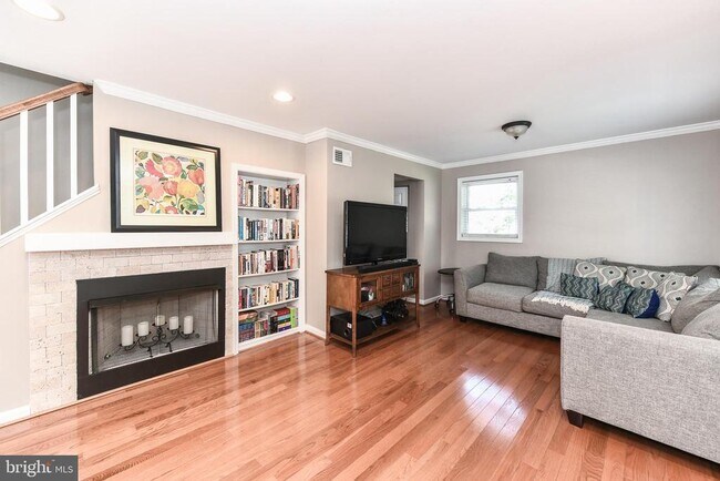 Primary Photo - 1033 S Edison St