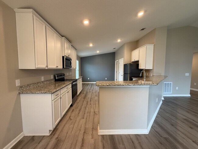 Building Photo - Beautiful 3 bedroom 2 bath brick craftsman home available for rent! POWER INCLUDED!