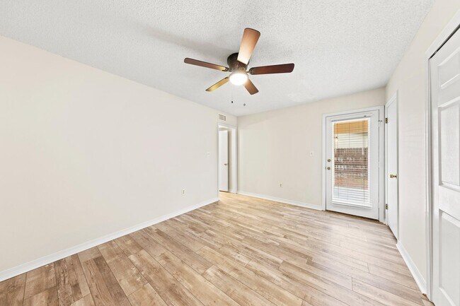 Building Photo - 236 Parkwood Cir