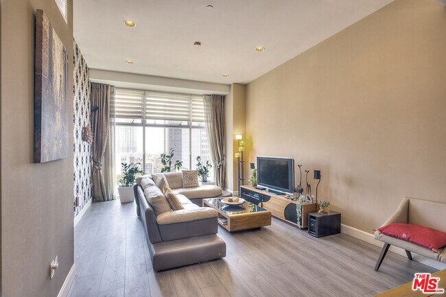 Building Photo - 3223 W 6th St