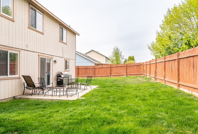 Building Photo - Large 4 Bedroom 2 Bathroom Pet Friendly Home