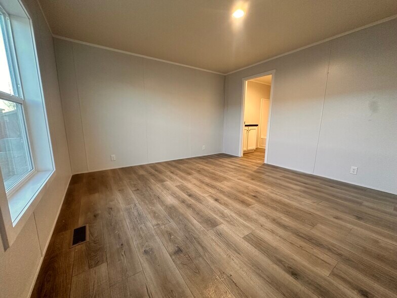 Building Photo - 18 Jubilee St