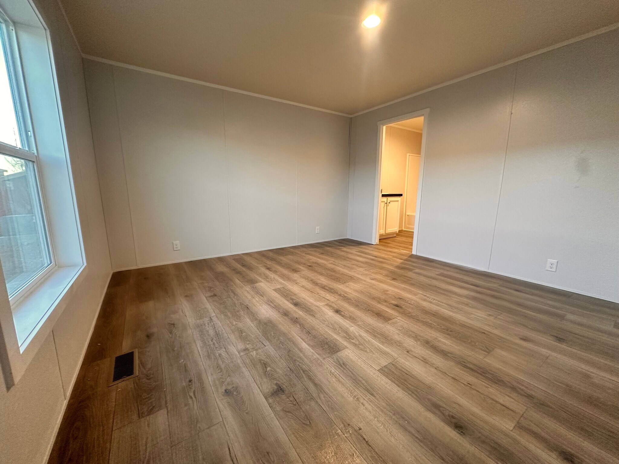 Building Photo - 18 Jubilee St