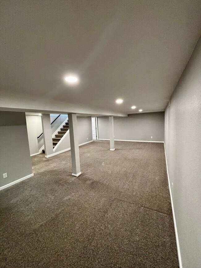 Building Photo - Stunning 5 Bedroom in the Coveted Kipling ...