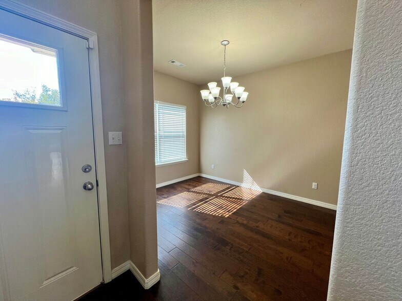 Building Photo - 615 Ridge Point Dr