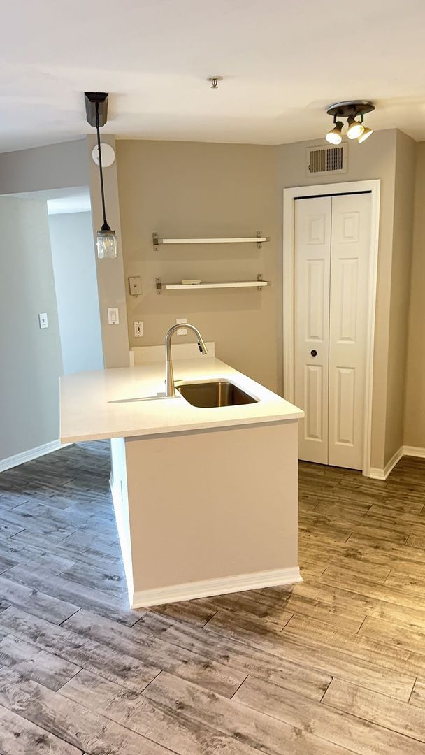 Building Photo - Beautiful 1 bedroom condo for rent in Lake...