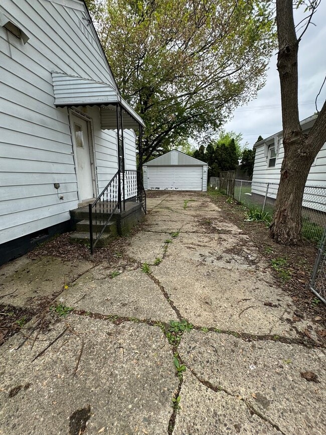 Building Photo - 2 Bedroom Home In Eastpointe