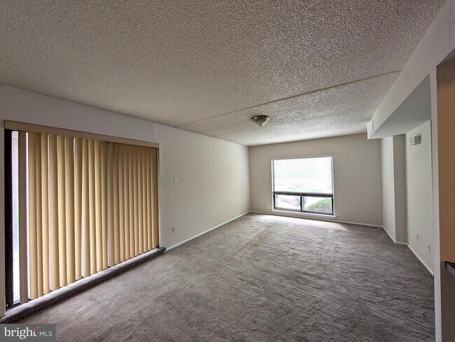 Building Photo - 822 Putnam Blvd