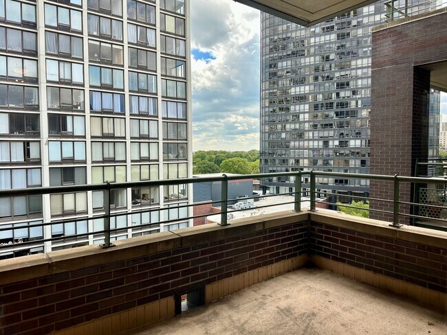 Building Photo - 5430 N Sheridan Rd