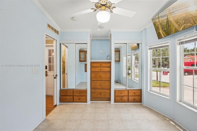 Building Photo - 6621 La Mesa Rd