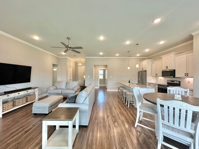 Building Photo - Available Now! Beautiful Home in Lindsey C...