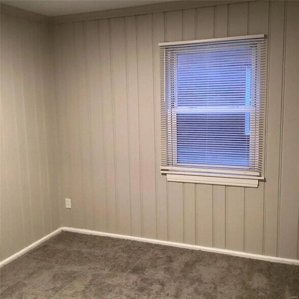 Building Photo - 6827 Roberts Ave