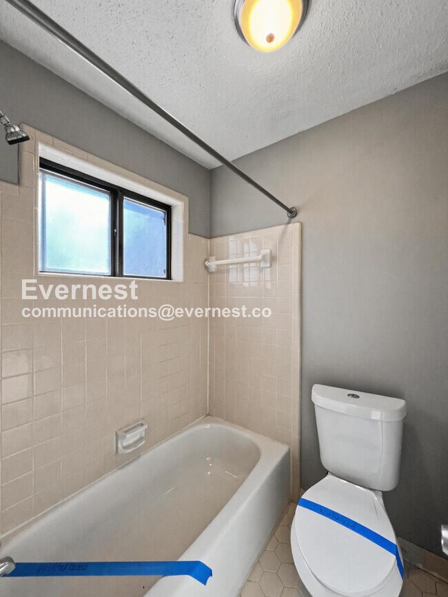 Building Photo - 3 Bed/3 Bath Home with Carport / Pet-Friendly / Available Now!