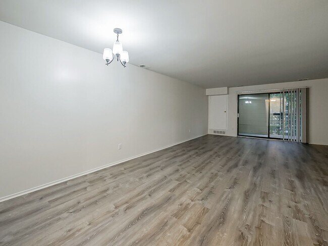 Building Photo - AVAILABLE NOW! Inviting 2-Bedroom, 2-Bath Home in a Convenient Farmington Hills Community