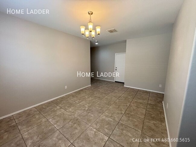 Building Photo - 10453 E Cliffrose Ln