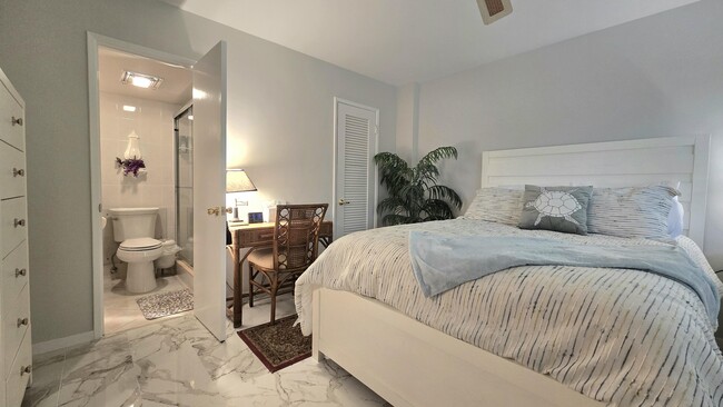 Building Photo - 1161 Hillsboro Mile