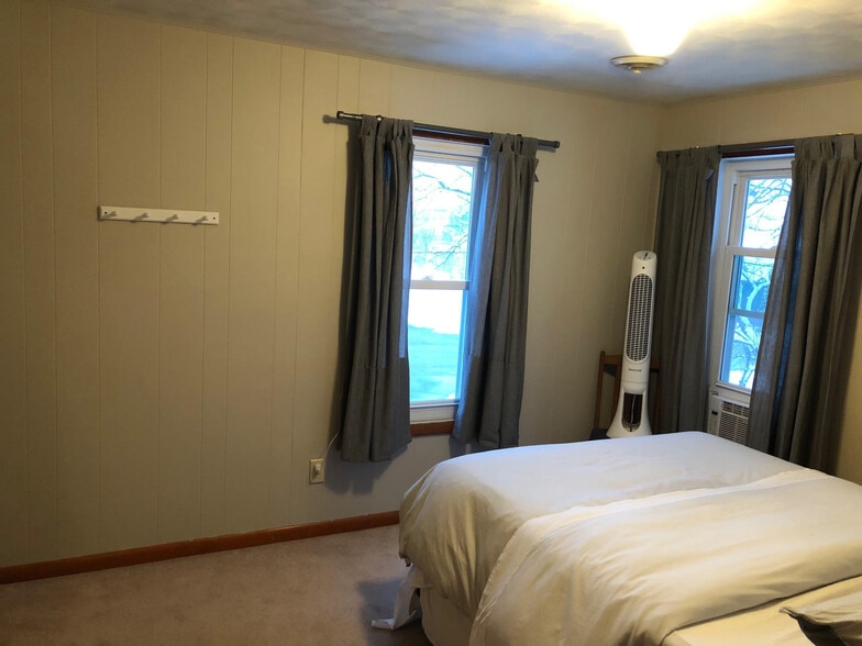 Unit 3 Bedroom - 1301 Grace St