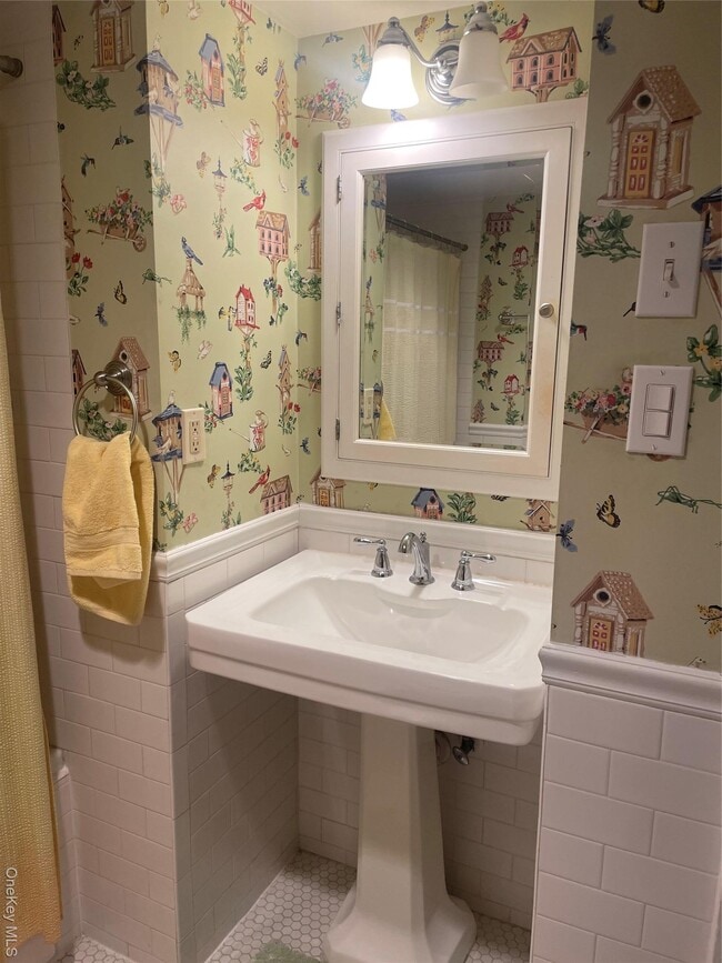 Building Photo - 64 Maple Dr