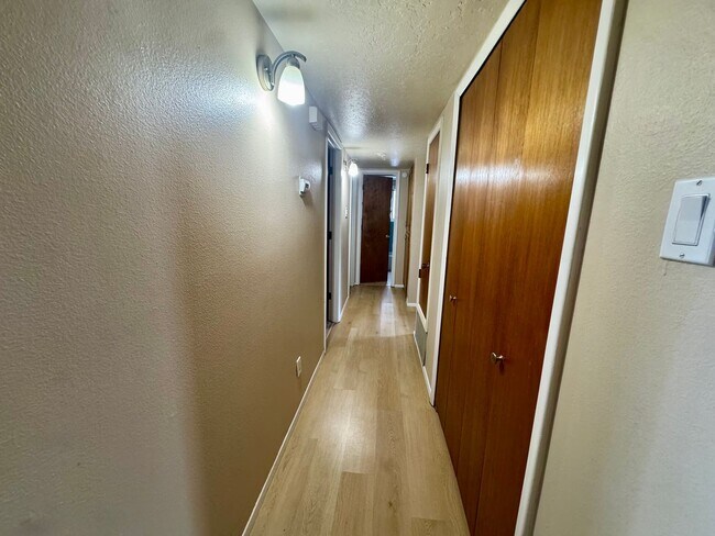 Building Photo - Centrally Located 3bed 2bath!