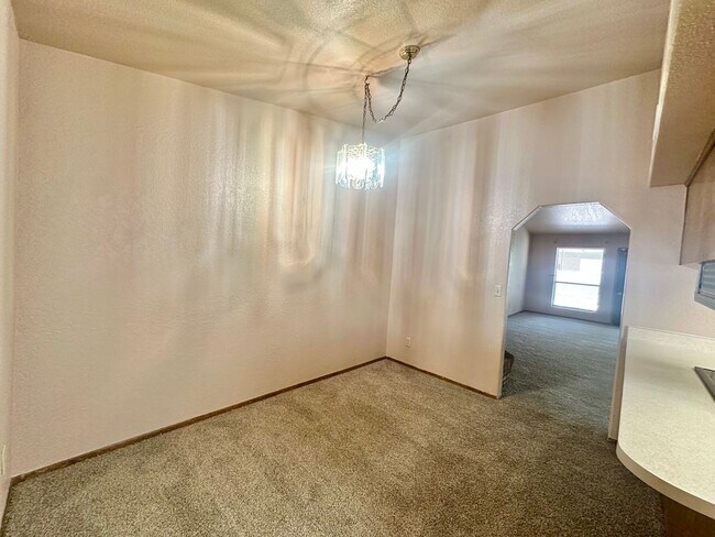 Building Photo - Cute 2 bedroom, 2 bathroom home with firep...
