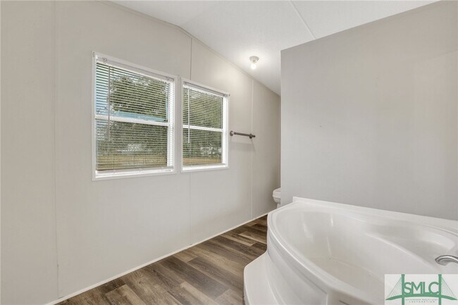 Building Photo - 3 Pine Rd