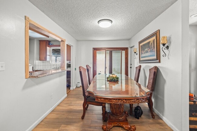 Building Photo - 3 Bd/2 Ba House in the Heart of Shafter