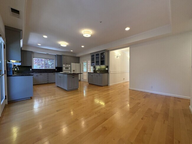 Building Photo - Spacious 3BR + Office | 2,150 SF | 2-Car Garage | Prime Menlo Park