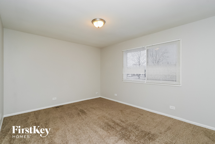 Building Photo - 458 E Red Oak St