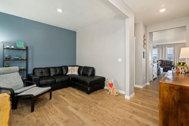 Building Photo - 4 Bedroom Overlooking Orchard in Windsor