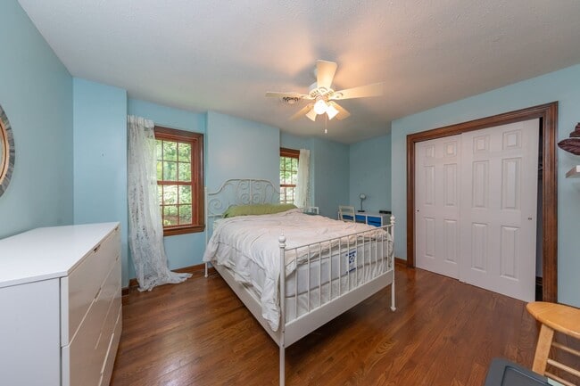 Building Photo - Spacious Colonial in Queens Lake