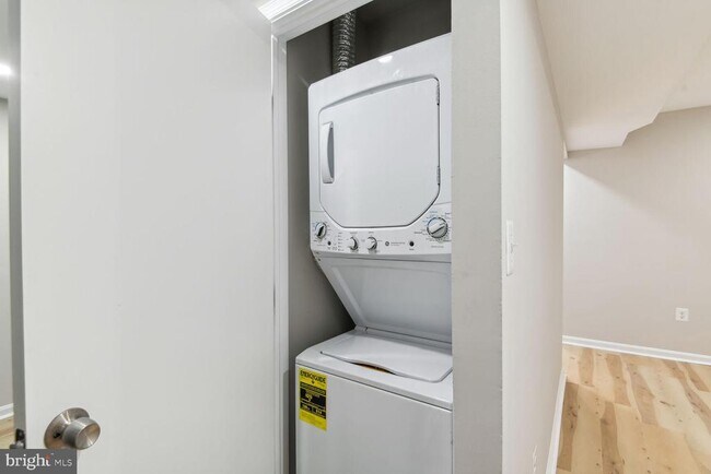 Building Photo - 327 8th St NE