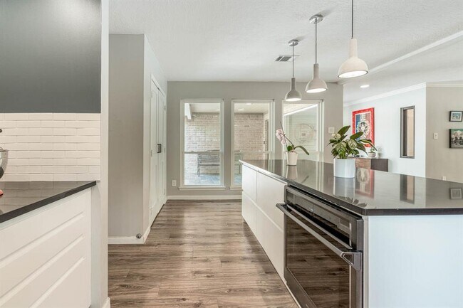 Building Photo - 1550 Wood Lodge Dr