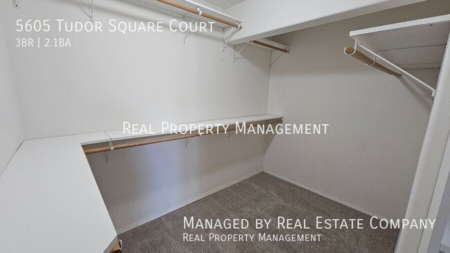 Building Photo - 5605 Tudor Square Ct