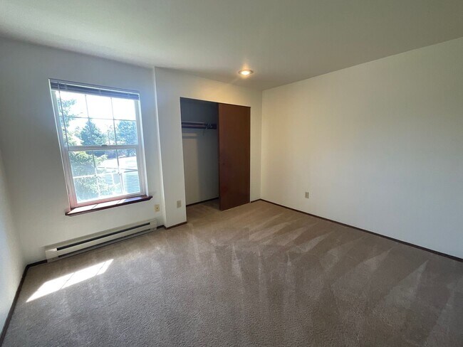 Building Photo - 2 Bed, 1 Bath Apartment with Parking Space...