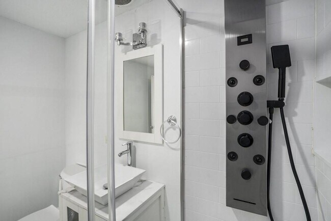 Building Photo - 2285 Peachtree Rd NE