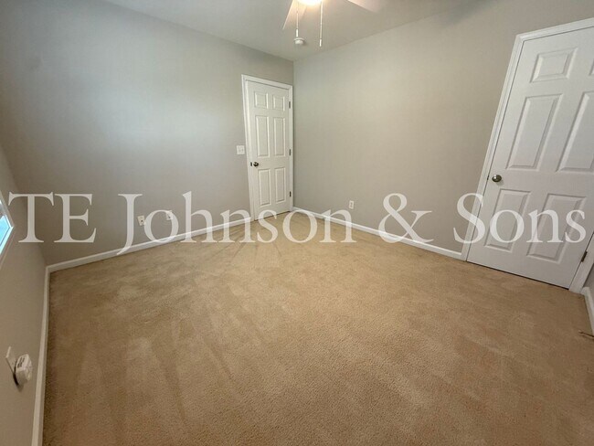 Building Photo - Spacious 4 Bedroom Home with Fenced Yard & Two Car Garage in Clemmons