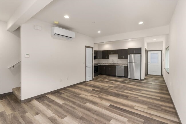Building Photo - Beautiful Spacious Two Bedroom Townhouse i...