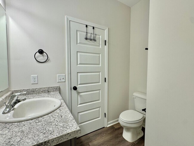 Building Photo - $500 RENT CREDIT | MOVE IN READY! (Pet Friendly)