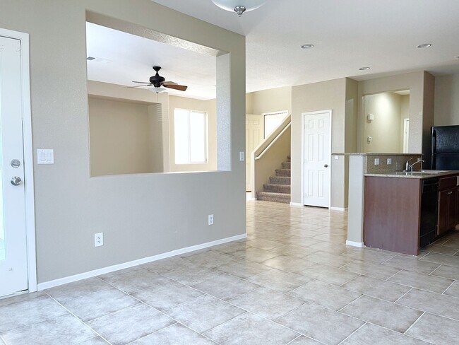 Building Photo - Spacious Living, Granite Counters, Great Location!