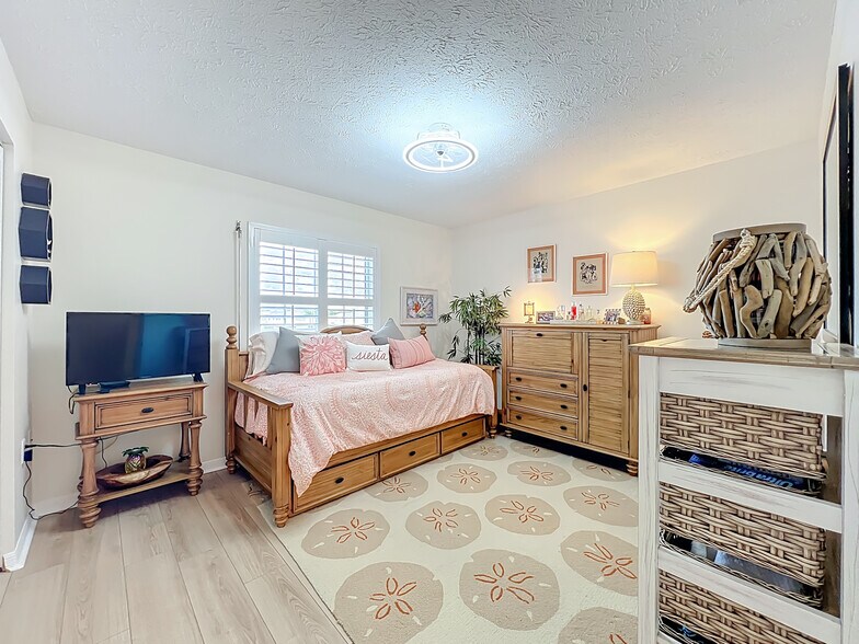 Building Photo - 760 Lake Orchid Cir