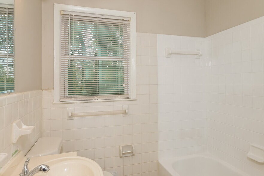 Building Photo - 2407 Oakridge Ct