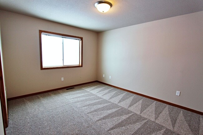 Building Photo - 4 Bedroom Townhome!
