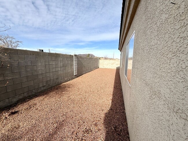 Building Photo - Great 3 Bedroom Duplex near the Kingman Hospital!