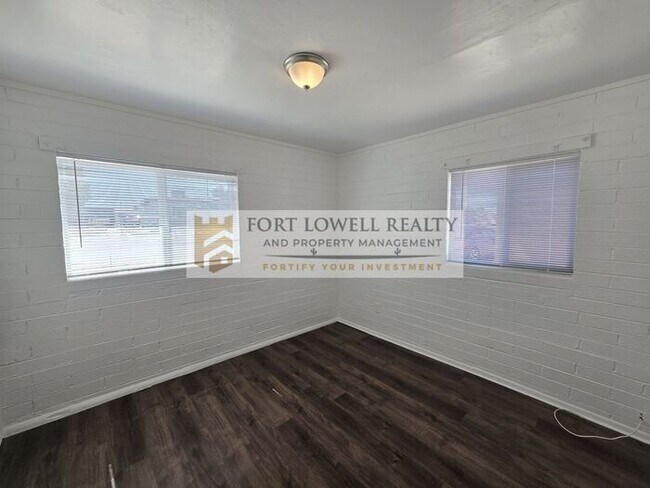 Building Photo - Modern 1 Bed / 1 Bath Apartment with Private Yard!