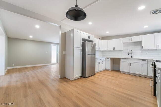 Building Photo - 2749 Del Mar Pl