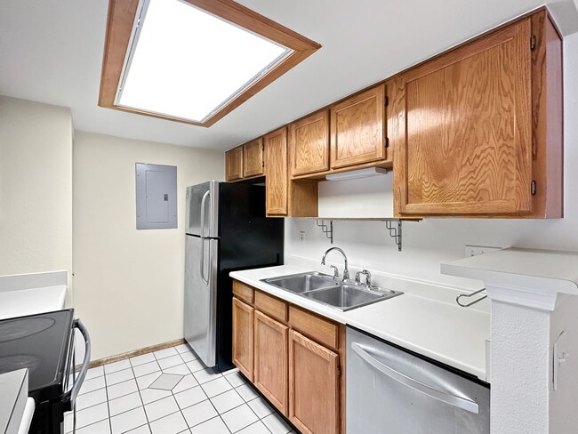 Building Photo - Charming 2-Bedroom Condo in Prime Location - Woodside Village