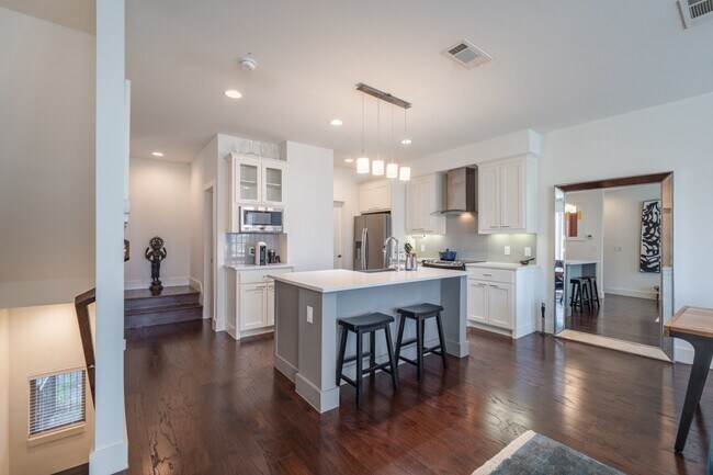 Building Photo - 2 Bed Option in East Dallas Townhome off Greenville Lakewood Neighborhood