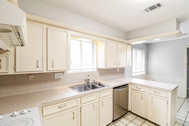 Building Photo - 16411 Clearcrest Dr
