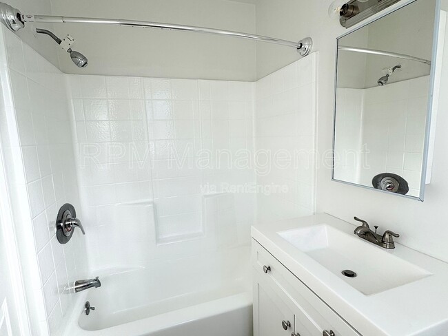 Building Photo - 6624 Sylmar Ave