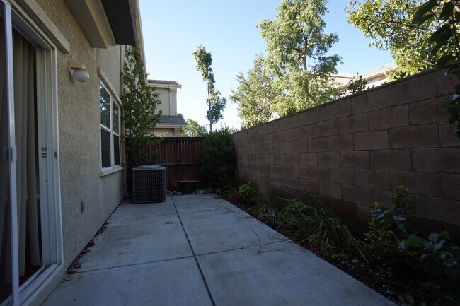 Building Photo - Beautiful 3 Bedroom Condo in Rancho!